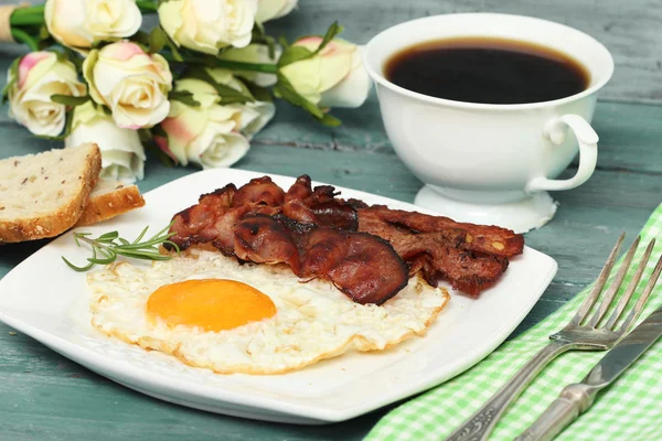 Fried eggs with bacon on the wooden table — Stock Photo, Image