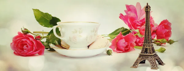 Eiffel tower over background of pink roses — Stock Photo, Image