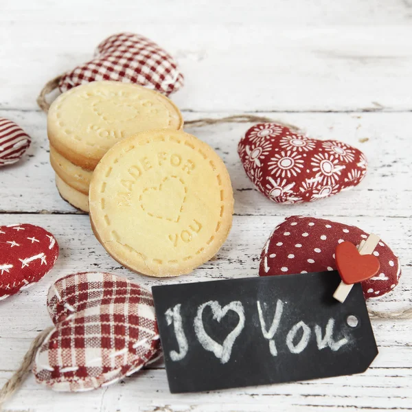 Hembakade kakor med röd vintage hjärtan och gamla trä bakgrund — Stockfoto