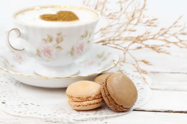 Macarrones tradicional galleta parisina con taza de café —  Fotos de Stock