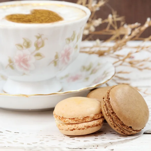 Macarrones tradicional galleta parisina con taza de café —  Fotos de Stock