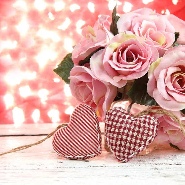 Card.Roses Αγίου Βαλεντίνου και καρδιές σε φυσικό bokeh. — Φωτογραφία Αρχείου