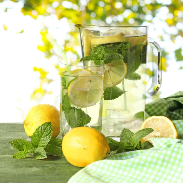 Copo de água com gelo, hortelã e limão — Fotografia de Stock