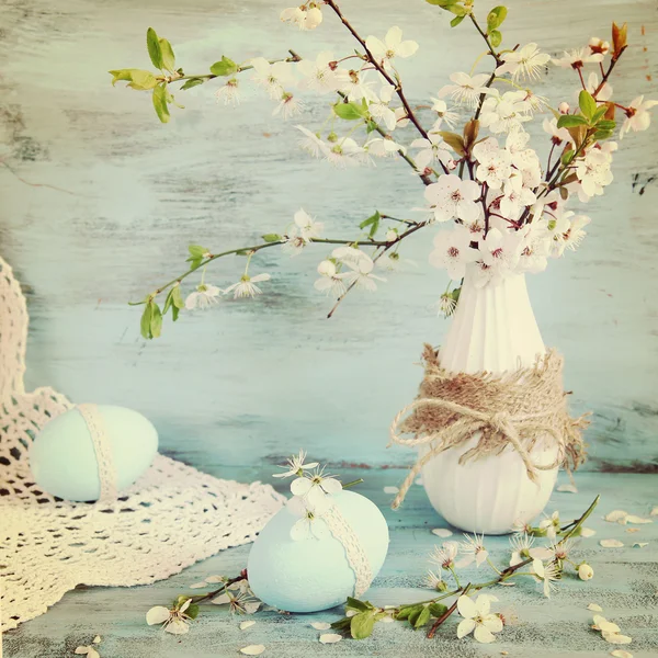Ovos de Páscoa e árvore de maçã de flor em vaso — Fotografia de Stock