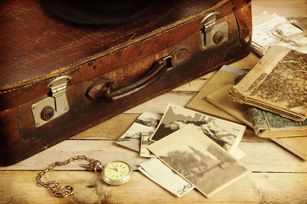 Old suitcase, books, photos in retro style — Stock Photo, Image