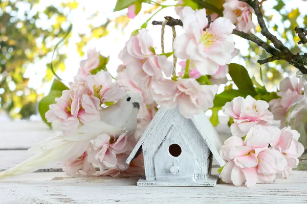 Birdhouse and spring flowers — Stock Photo, Image