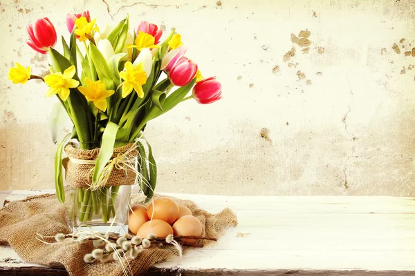 Vaso de tulipas e ovos de Páscoa — Fotografia de Stock