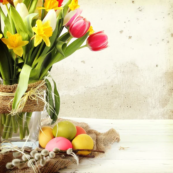 Vaso de tulipas e ovos de Páscoa — Fotografia de Stock