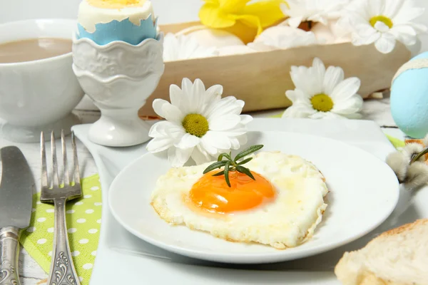 Ajuste de mesa de Pascua con flores y huevos en mesa de madera vieja —  Fotos de Stock