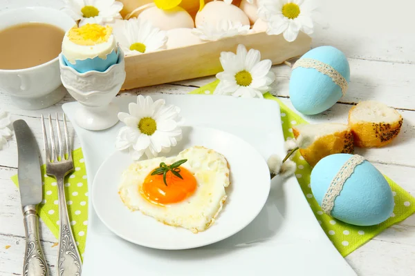 Påsk dukningen med blommor och ägg på gamla träbord — Stockfoto