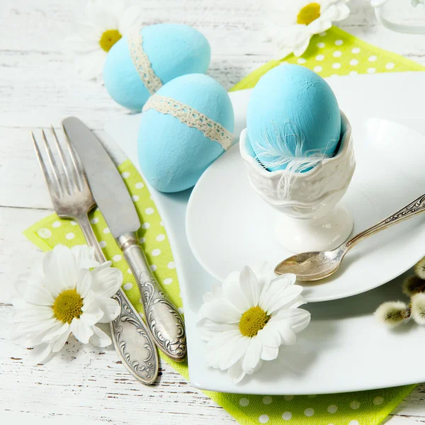 Table de Pâques avec fleurs et œufs — Photo