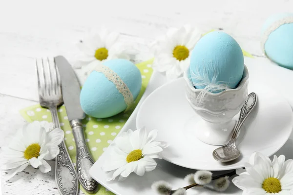 Table de Pâques avec fleurs et œufs — Photo