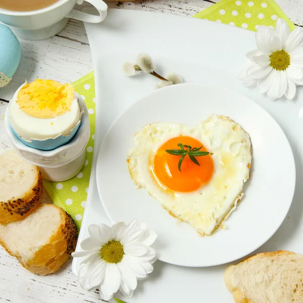 Påsk dukningen med blommor och ägg på gamla träbord — Stockfoto