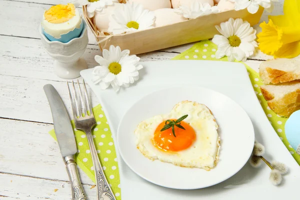 Ajuste de mesa de Pascua con flores y huevos en mesa de madera vieja —  Fotos de Stock