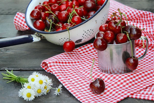 Bahçedeki ahşap bir masa üzerinde tatlı kiraz — Stok fotoğraf