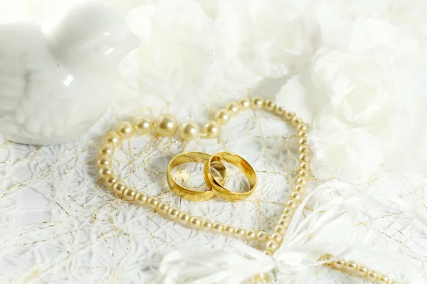 Dos anillos de boda de oro con decoraciones de flores sin costuras —  Fotos de Stock