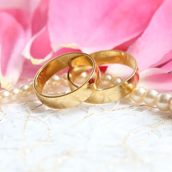 Pair of wedding rings with roses for background image — Stock Photo, Image