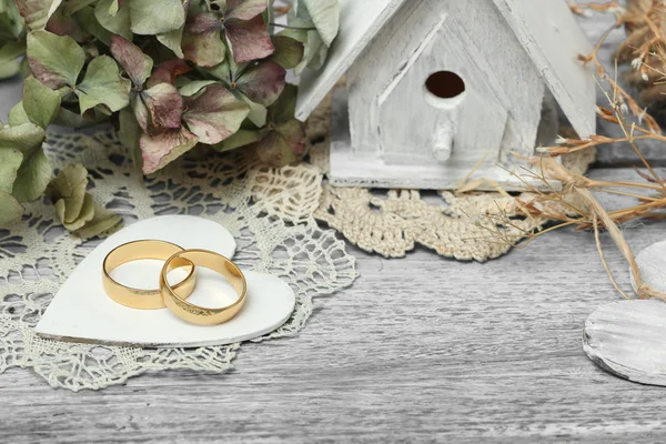 Pair of wedding rings on old style background — Stock Photo, Image