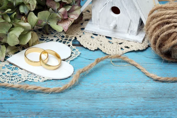 Pair of wedding rings on old style background — Stock Photo, Image