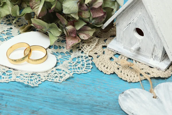 古いスタイルの背景上の結婚指輪ペア — ストック写真