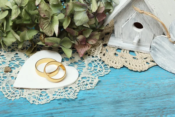 Par de anillos de boda en el fondo de estilo antiguo —  Fotos de Stock