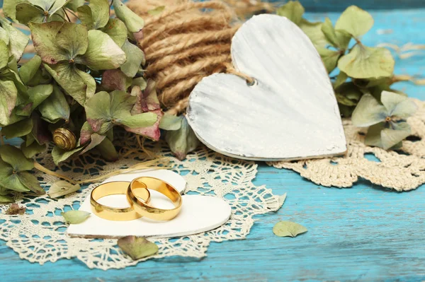 Par de anillos de boda en el fondo de estilo antiguo —  Fotos de Stock