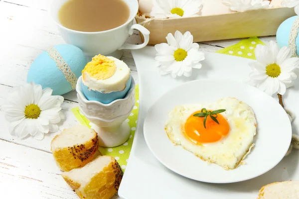 Easter table setting with flowers and eggs on old wooden table — Stock Photo, Image