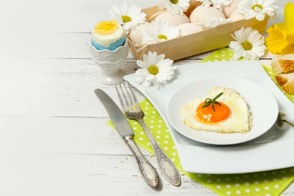 Ajuste de mesa de Pascua con flores y huevos en mesa de madera vieja —  Fotos de Stock