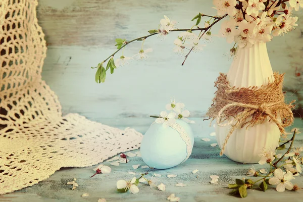 Пасхальные яйца и цветы яблони в вазе — стоковое фото