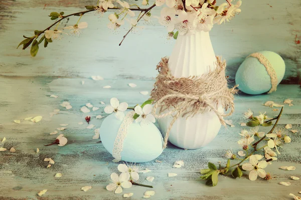 Ovos de Páscoa e árvore de maçã de flor em vaso — Fotografia de Stock