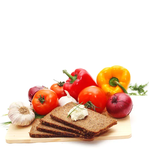 Wholegrain rye bread with vegetables, healthy eating — Stock Photo, Image