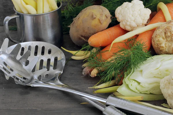 Rauwe groenten voor soep op houten tafel — Stockfoto