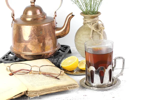 Kettle and glass of tea — Stock Photo, Image