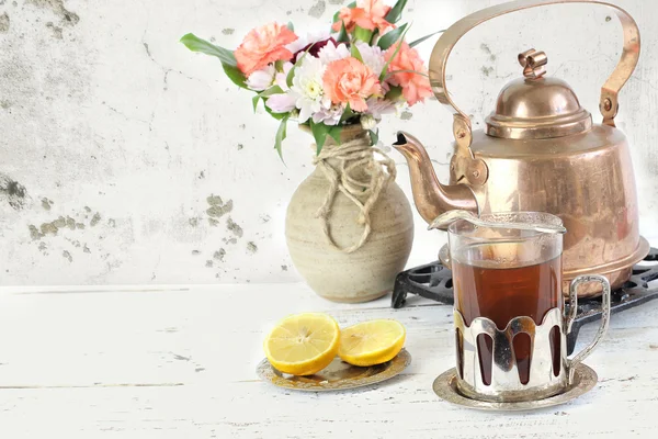 Kettle and glass of tea — Stock Photo, Image