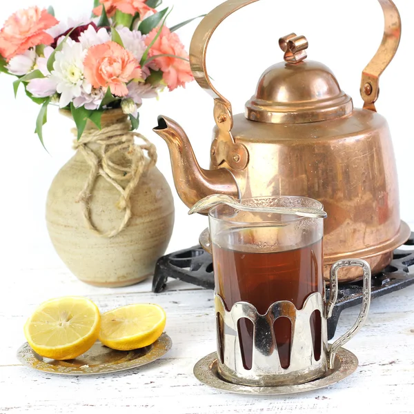 Kettle and glass of tea — Stock Photo, Image