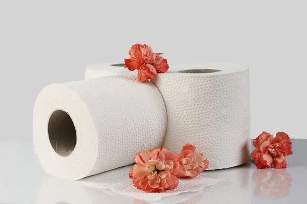 Toilettenpapierrollen mit natürlichen Blumen — Stockfoto