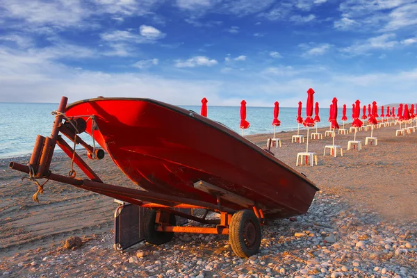 Röd parasollerna på stranden. Grekland, Rhodos — Stockfoto