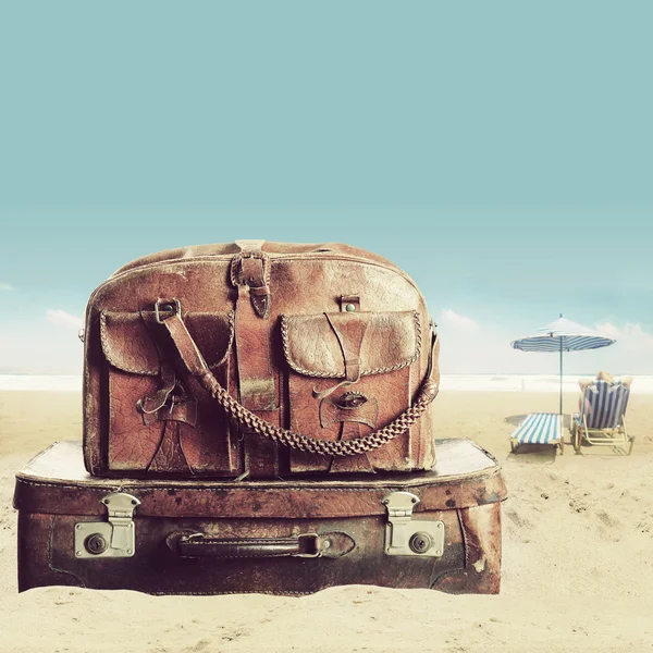 在海滩上的行李。旅行社的概念 — 图库照片