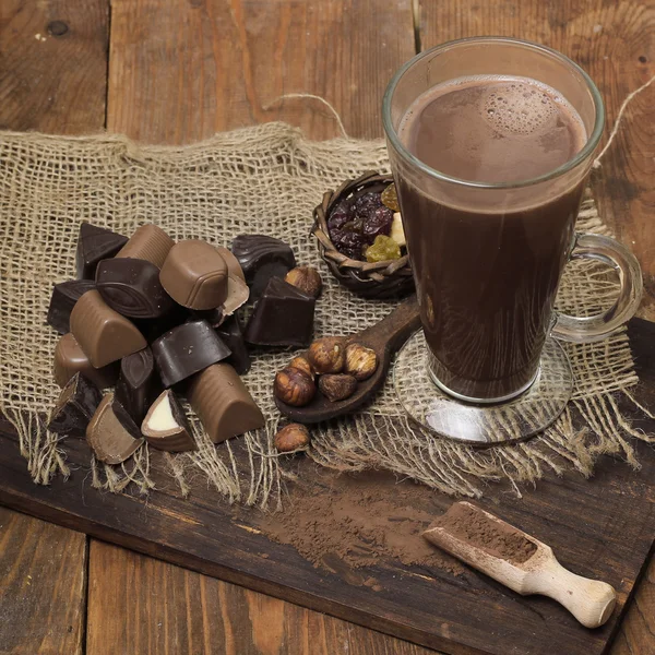 Verre de cacao et mélanger les chocolats — Photo