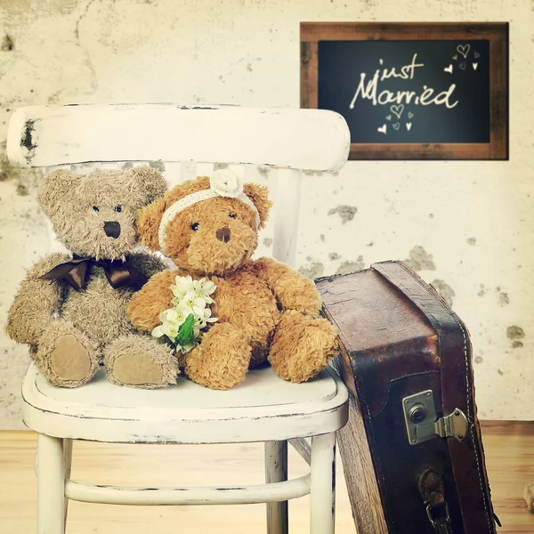 Deux ours en peluche amoureux s'assoient sur une chaise. Concept de mariage — Photo