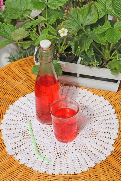 Drink in a glass on a table in the garden — Stock Photo, Image