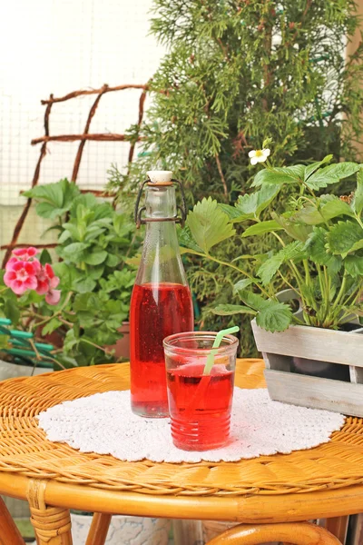 Beber em um copo em uma mesa no jardim — Fotografia de Stock