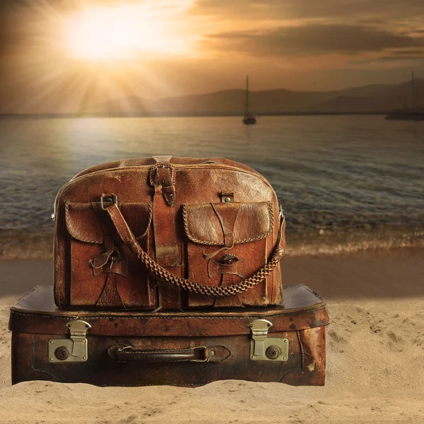 Bagage op een strand. Concept voor reisbureaus — Stockfoto