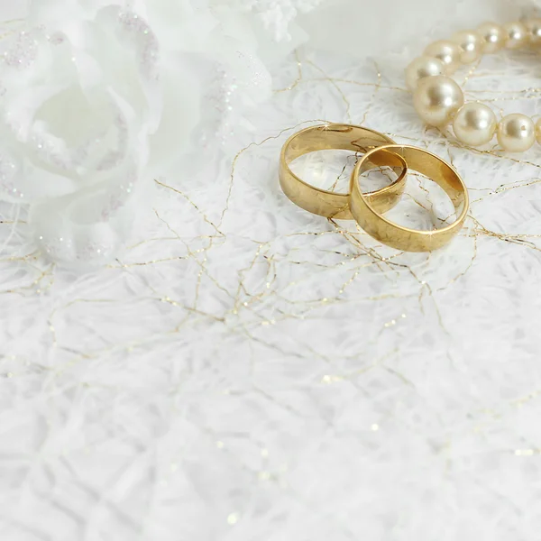 Dos anillos de boda de oro con decoraciones de flores sin costuras —  Fotos de Stock