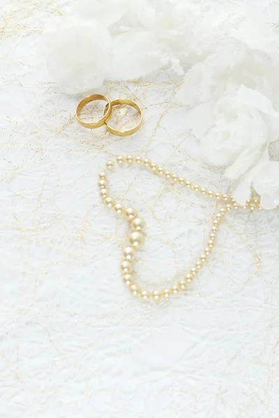 Dos anillos de boda de oro con decoraciones de flores sin costuras —  Fotos de Stock