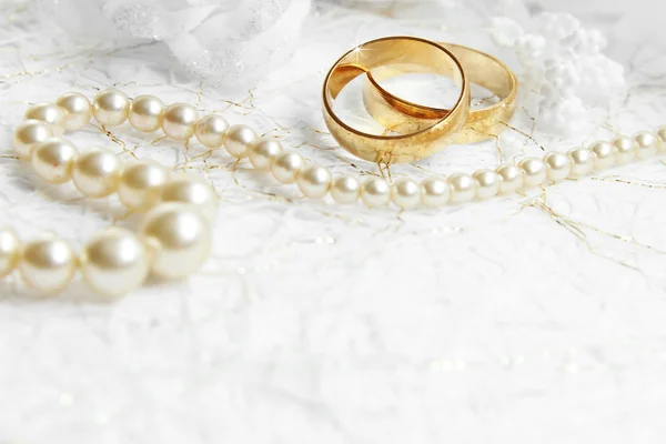 Dos anillos de boda de oro con decoraciones de flores sin costuras —  Fotos de Stock