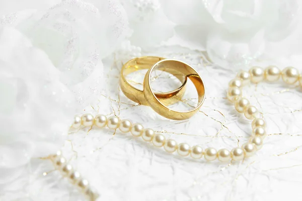 Dos anillos de boda de oro con decoraciones de flores sin costuras —  Fotos de Stock