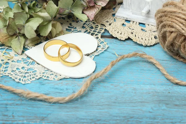 Par de anillos de boda en el fondo de estilo antiguo —  Fotos de Stock