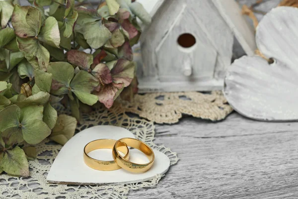 Pair of wedding rings on old style background — Stock Photo, Image