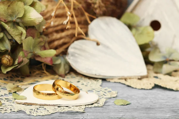 Pair of wedding rings on old style background — Stock Photo, Image